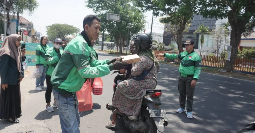 Komunitas Grabbike Majapahit Community (GMC) Membagikan Jumat Berkah di Jalan